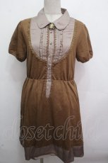 画像1: axes femme / ブローチ付きブラウス風ワンピース  キャメル S-26-04-27-031-AX-OP-AS-ZS (1)