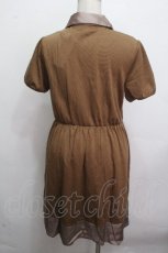 画像2: axes femme / ブローチ付きブラウス風ワンピース  キャメル S-26-04-27-031-AX-OP-AS-ZS (2)