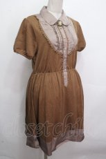 画像3: axes femme / ブローチ付きブラウス風ワンピース  キャメル S-26-04-27-031-AX-OP-AS-ZS (3)