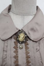 画像4: axes femme / ブローチ付きブラウス風ワンピース  キャメル S-26-04-27-031-AX-OP-AS-ZS (4)