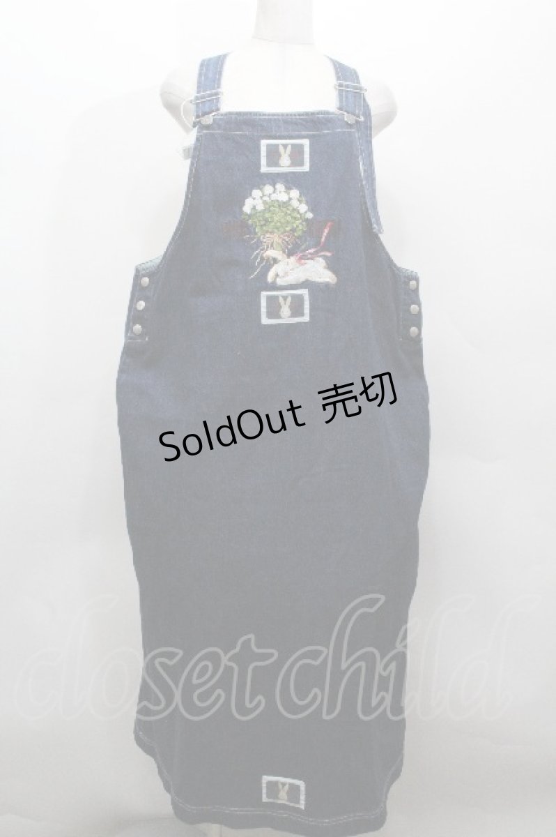 画像1: PINK HOUSE / White Cloverリース＆sleeping rabbit刺繍デニムジャンパースカート  青 S-26-04-30-039-LO-OP-AS-ZS (1)