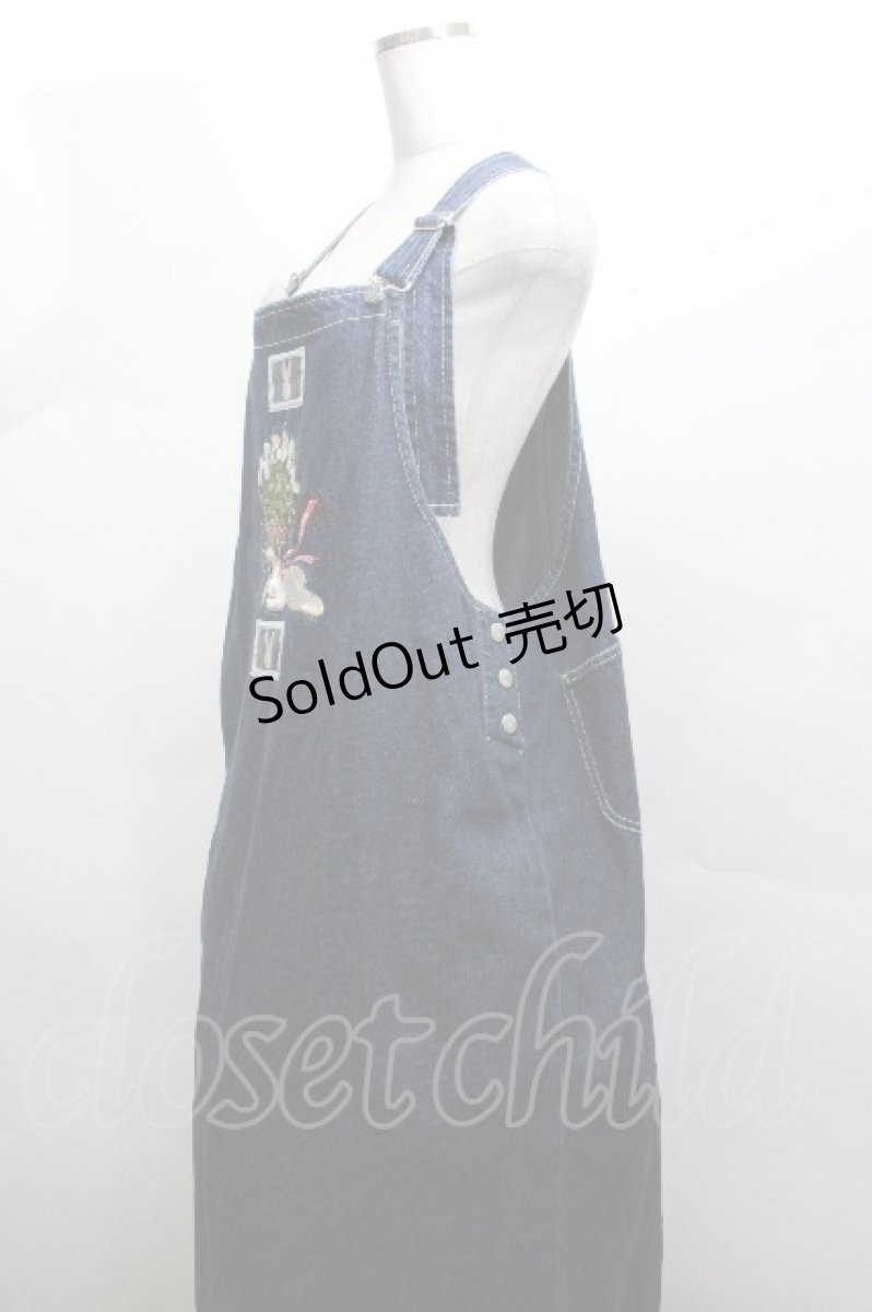 画像3: PINK HOUSE / White Cloverリース＆sleeping rabbit刺繍デニムジャンパースカート  青 S-26-04-30-039-LO-OP-AS-ZS (3)