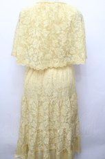 画像2: axes femme / ケープ風レースティアードワンピース  イエロー S-26-05-03-054-AX-OP-HR-ZS (2)