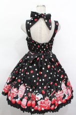 画像2: Angelic Pretty / Milky Berryホルターネックジャンパースカート  黒 S-26-05-04-058-AP-OP-HR-ZS (2)