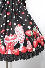 画像4: Angelic Pretty / Milky Berryホルターネックジャンパースカート  黒 S-26-05-04-058-AP-OP-HR-ZS (4)