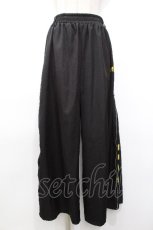画像1: NieR Clothing / サイドZIPワイドパンツ  黒ｘイエロー S-26-05-05-060-PU-PA-HR-ZS (1)
