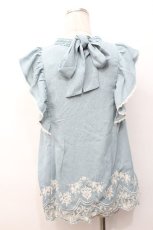 画像2: axes femme / 裾刺繍ノースリブラウス  サックス S-26-05-07-029-AX-BL-AS-ZS (2)
