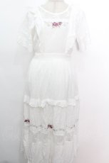 画像1: axes femme POETIQUE / フラワー刺繍ピナフォアワンピース  白 S-26-05-08-031-AX-OP-AS-ZS (1)
