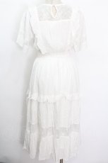 画像2: axes femme POETIQUE / フラワー刺繍ピナフォアワンピース  白 S-26-05-08-031-AX-OP-AS-ZS (2)