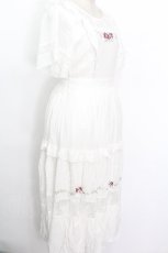 画像3: axes femme POETIQUE / フラワー刺繍ピナフォアワンピース  白 S-26-05-08-031-AX-OP-AS-ZS (3)