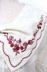 画像4: axes femme POETIQUE / チェリー刺繍リボン襟ブラウス  オフｘ赤 S-26-05-10-028-AX-TO-AS-ZS (4)