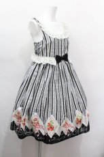 画像2: Shirley Temple / バラと苺のハンカチプリントジャンパースカート  黒 S-26-05-10-054-ET-OP-AS-ZS (2)