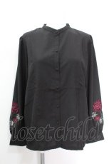画像1: axes femme / 彼岸花刺繍ハイネックシャツ  黒 S-26-05-11-029-AX-BL-AS-ZS (1)