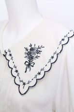 画像3: axes femme POETIQUE / ブーケ刺繍スカラップ襟ブラウス  オフ S-26-05-12-003-AX-BL-AS-ZS (3)
