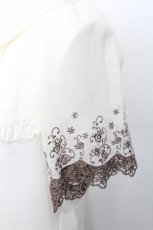 画像4: axes femme / 袖薔薇刺繍ブラウス  キナリ S-26-05-12-009-AX-BL-HR-ZS (4)