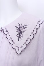 画像3: axes femme POETIQUE / ブーケ刺繍スカラップ襟ブラウス  ラベンダー S-26-05-12-021-AX-BL-AS-ZS (3)
