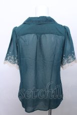 画像2: axes femme / 袖薔薇刺繍ブラウス  グリーン S-26-05-12-025-AX-BL-HR-ZS (2)