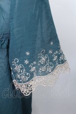 画像4: axes femme / 袖薔薇刺繍ブラウス  グリーン S-26-05-12-025-AX-BL-HR-ZS (4)