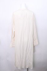 画像2: axes femme / 連釦ヴィンテージサテンワンピース  キナリ S-26-05-13-021-AX-OP-HR-ZS (2)