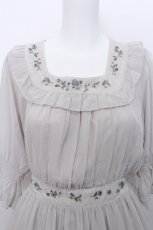 画像3: Fi.n.t / ローズクロスステッチ刺繍シフォンワンピース  グレー S-26-05-13-023-CA-OP-AS-ZS (3)