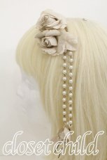 画像2: Victorian maiden / パールチェーン付きローズコサージュコーム  ベージュ S-26-05-25-018-CL-AC-HR-ZS (2)