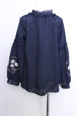 画像3: axes femme / ガーベラ刺繍ボリューム袖ブラウス  ネイビー S-26-05-29-039-AX-BL-HR-ZS (3)