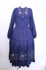 画像1: axes femme POETIQUE / ブロッキングベリー刺繍ワンピース  紺 S-26-05-29-054-AX-OP-HR-ZS (1)