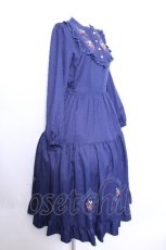 画像2: axes femme POETIQUE / ブロッキングベリー刺繍ワンピース  紺 S-26-05-29-054-AX-OP-HR-ZS (2)