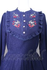画像4: axes femme POETIQUE / ブロッキングベリー刺繍ワンピース  紺 S-26-05-29-054-AX-OP-HR-ZS (4)
