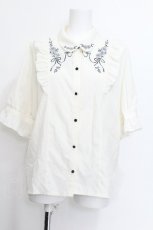 画像1: axes femme / リボン付ローズ刺繍ブラウス  オフ S-26-06-05-005-AX-TO-AS-ZS (1)