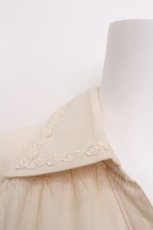 画像4: axes femme / 刺繍ｘプリーツロングシャツ  キナリ S-26-06-12-040-AX-BL-HR-ZS (4)
