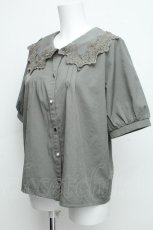 画像3: axes femme / アソートボタンビッグ襟ブラウス  グレー S-26-06-19-029-AX-BL-AS-ZS (3)