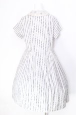 画像2: Jane Marple / Satin stripe フラワーエンブロイダリーカラードレス  白 S-26-06-24-033-JM-OP-HR-ZS (2)