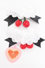 画像2: BABY,THE STARS SHINE BRIGHT / ゆらゆらいちごのHappy Berry Presentお袖とめ  黒 S-26-06-24-008-BA-AC-AS-ZS (2)