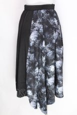 画像2: NieR Clothing / 転写スカート  黒ｘグレー S-26-06-29-053-PU-SK-AS-ZS (2)