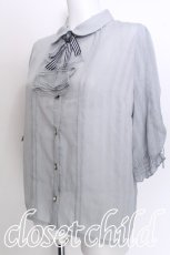 画像3: axes femme / ストライプラッフルフリルブラウス  サックス S-26-07-08-014-AX-BL-AS-ZS (3)