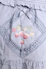 画像5: NyaNya（海外ロリータブランド） / Strawberry Flowers on thr Hill ジャンパースカート  サックス S-26-07-16-034-LO-OP-TE-ZS (5)