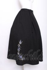 画像2: axes femme / フラワー刺繍カットソースカート  黒 S-26-07-21-051-AX-SK-AS-ZS (2)