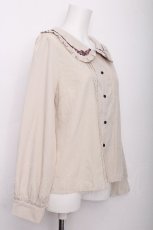 画像2: axes femme POETIQUE / リボンタイ付ローズ刺繍ブラウス  オフ S-26-07-21-013-AX-BL-AS-ZS (2)
