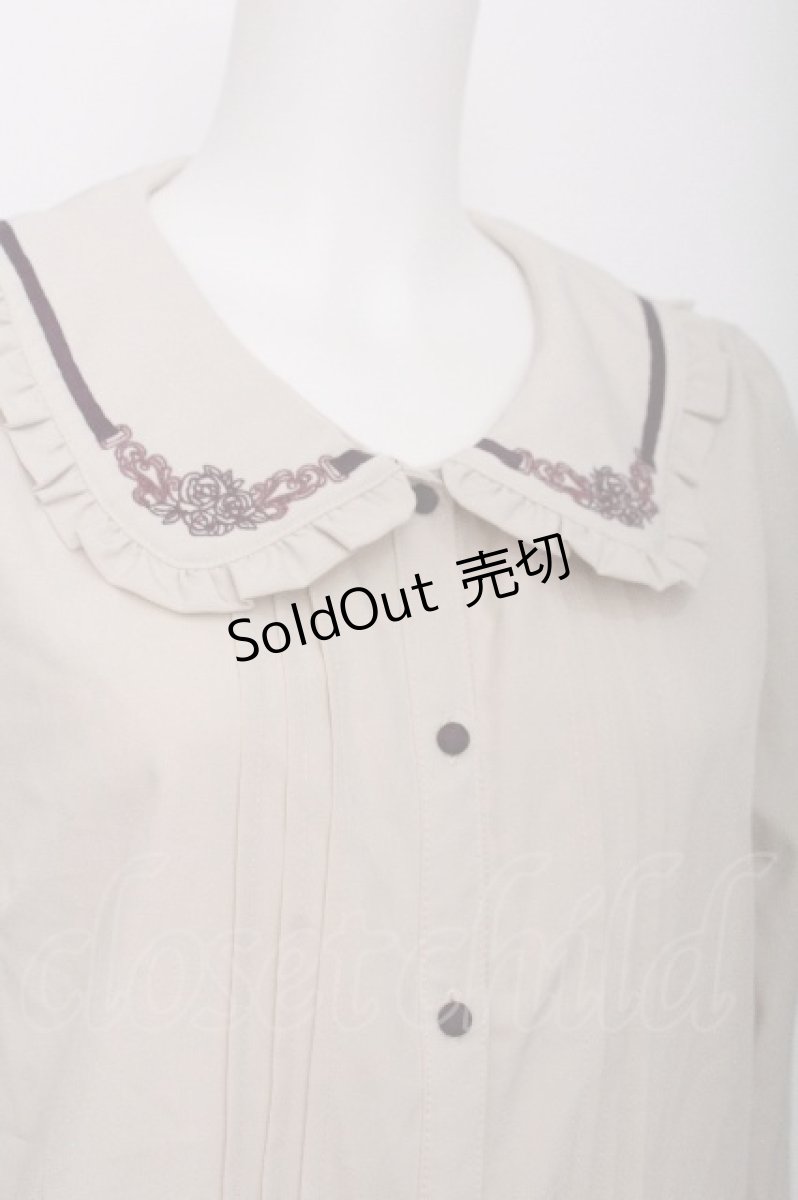 画像4: axes femme POETIQUE / リボンタイ付ローズ刺繍ブラウス  オフ S-26-07-21-013-AX-BL-AS-ZS (4)