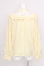 画像2: axes femme / ブローチ付きヨークレースブラウス  イエロー S-26-07-26-025-AX-BL-AS-ZS (2)