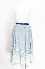 画像2: axes femme / 裾レース使い薔薇柄スカート  サックス S-26-07-27-050-AX-SK-AS-ZS (2)