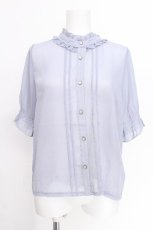 画像1: axes femme / カメオ×ジャボブローチ付ブラウス  サックス S-26-07-27-058-AX-BL-HR-ZS (1)
