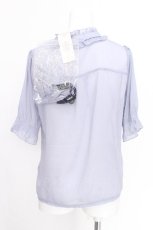 画像2: axes femme / カメオ×ジャボブローチ付ブラウス  サックス S-26-07-27-058-AX-BL-HR-ZS (2)