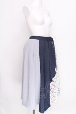 画像3: axes femme / スカーフ風花柄切替スカート  紺ｘ白 S-26-07-30-030-AX-SK-AS-ZS (3)