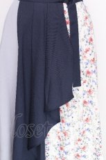 画像4: axes femme / スカーフ風花柄切替スカート  紺ｘ白 S-26-07-30-030-AX-SK-AS-ZS (4)