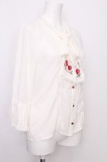 画像3: axes femme / 苺刺繍ボウタイブラウス  キナリ S-26-07-31-010-AX-BL-HR-ZS (3)
