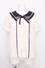 画像1: axes femme POETIQUE / 襟刺繍ピンタックブラウス  オフｘ紺 S-26-07-31-011-AX-BL-AS-ZS (1)