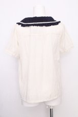 画像2: axes femme POETIQUE / 襟刺繍ピンタックブラウス  オフｘ紺 S-26-07-31-011-AX-BL-AS-ZS (2)