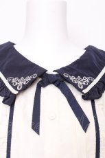 画像4: axes femme POETIQUE / 襟刺繍ピンタックブラウス  オフｘ紺 S-26-07-31-011-AX-BL-AS-ZS (4)